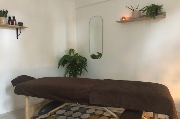 Une photo de la salle de massage du cabinet d'Émilie Baduel