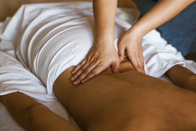 Une photo de massage deep tissue